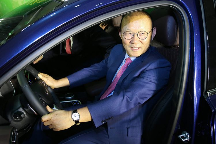 Tập đoàn Thành Công & Hyundai tặng xe Santa Fe cho ông Park Hang Seo