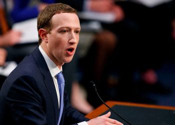Ông Mark Zuckerberg điều trần trước quốc hội Mỹ năm 2018ẢNH: REUTERS