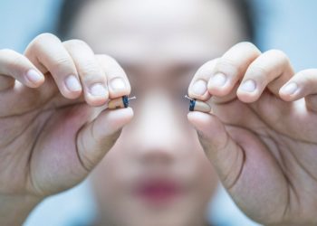 Loại tai nghe được sử dụng trong gian lận thi cử ở Singapore. Ảnh tư liệu: Reuters