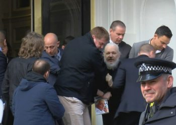 Ông Assange bị áp giải ra khỏi sứ quán Ecuador.