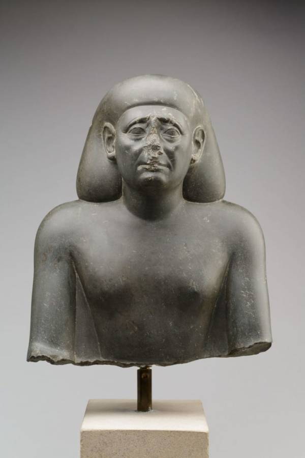 Bức tượng bán thân mất mũi của một vị quan Ai Cập cổ đại, có từ thế kỷ 4 trước Công nguyên.