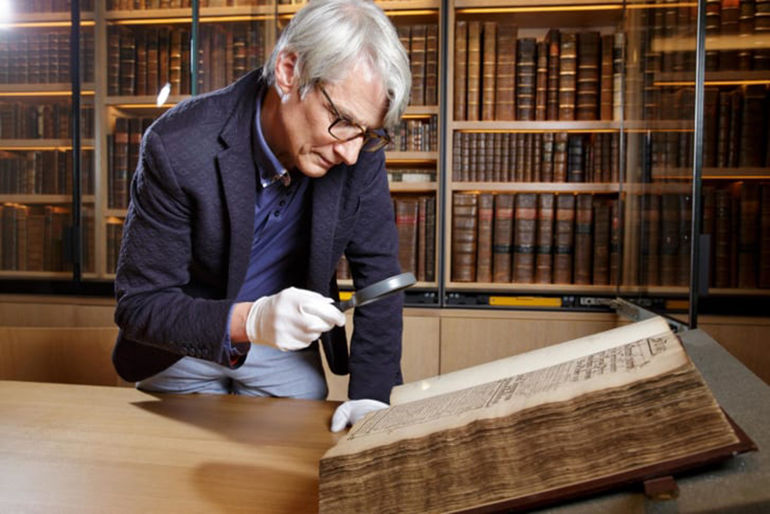 Nhà sử học Geoffrey Marsh phân tích hồ sơ lưu trữ từ những năm 1550s. @CNN