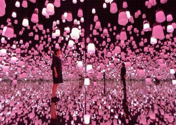 Lạc trong biển màu hồng vô tận của tác phẩm nghệ thuật sắp đặt “Hoa anh đào” - 01