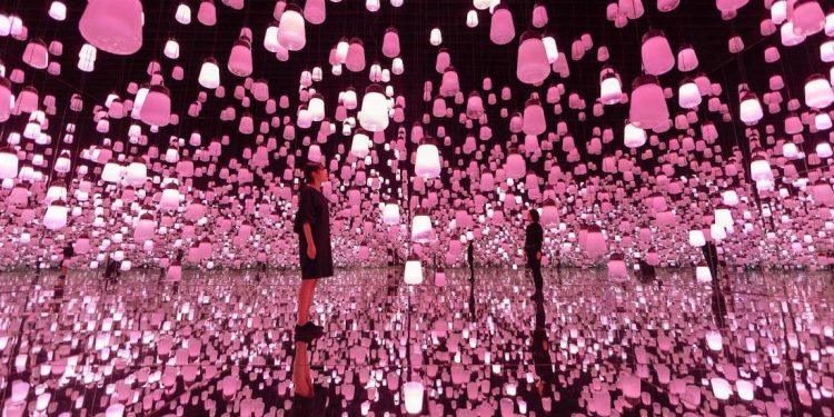 Lạc trong biển màu hồng vô tận của tác phẩm nghệ thuật sắp đặt “Hoa anh đào” - 01