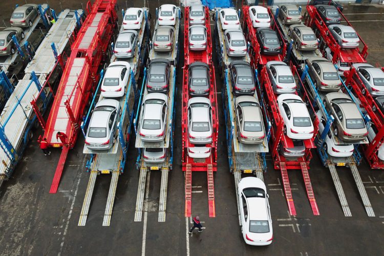 Ô tô chờ được xếp lên tàu chở hàng tại cảng ở Lianyungang, tỉnh Giang Tô, Trung Quốc vào ngày 14 tháng 2 năm 2019. Ảnh: Reuters