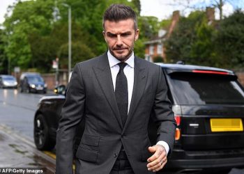 Người nổi tiếng ăn mặc thế nào khi ra tòa? - 01