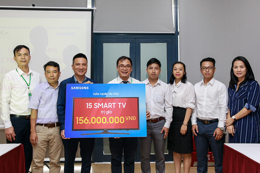 Samsung tặng 100 Smart TV cho bệnh nhân lão khoa nhân - 02