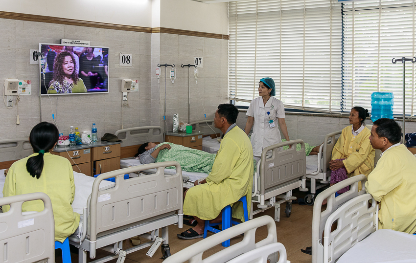 Samsung tặng 100 Smart TV cho bệnh nhân lão khoa nhân - 03