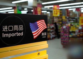 Quầy hàng nhập khẩu từ Mỹ tại một siêu thị ở Thượng Hải. Ảnh: Reuters