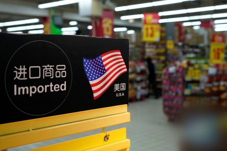 Quầy hàng nhập khẩu từ Mỹ tại một siêu thị ở Thượng Hải. Ảnh: Reuters