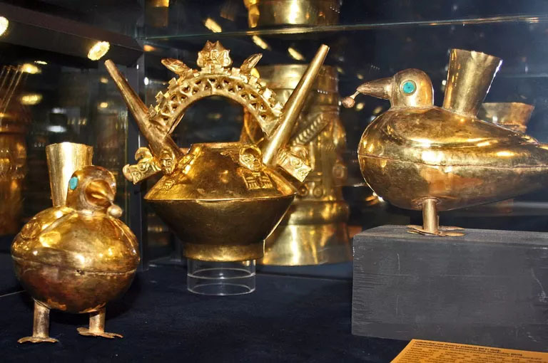 Nhiều đồ vật được làm bằng vàng nguyên khối: Hoàng đế Atahualpa có một ngai vàng di động bằng 15 karat vàng nặng khoảng 183 pound.