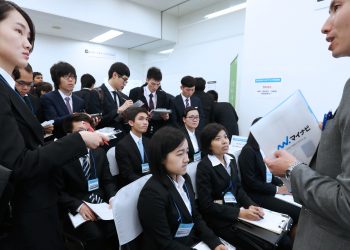 Nhật Bản lấy ý kiến cho thực tập sinh nước ngoài làm việc ở khách sạn