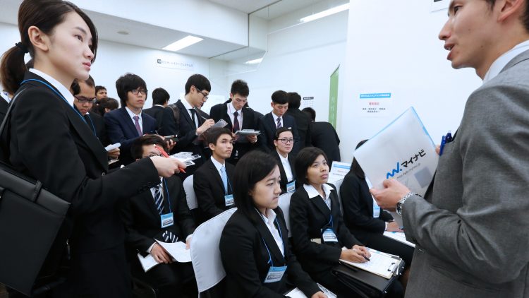 Nhật Bản lấy ý kiến cho thực tập sinh nước ngoài làm việc ở khách sạn