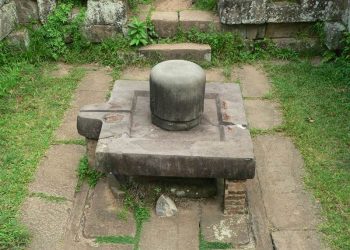 Tiền thân tục thờ Bà Chúa Xứ là tín ngưỡng thờ Đất nơi các lưu vực sông Hằng, sông Bramaputra và sông Mê Kông, thể hiện bởi sông (yoni) và núi (linga)