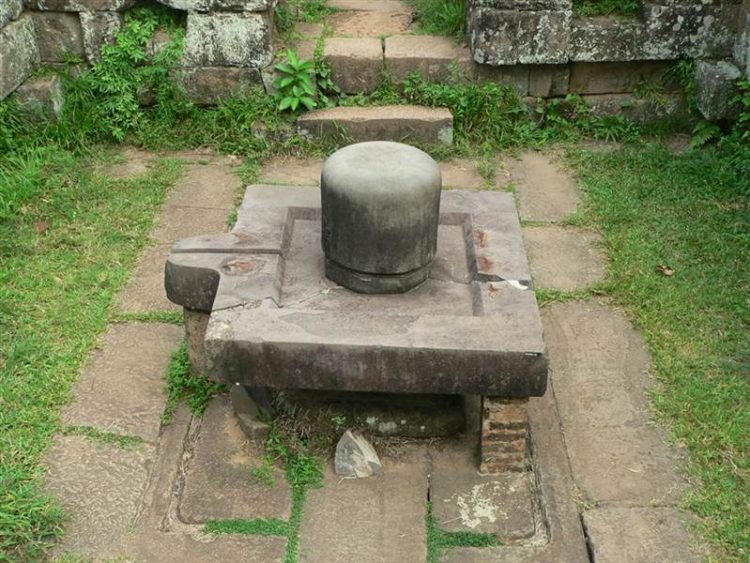 Tiền thân tục thờ Bà Chúa Xứ là tín ngưỡng thờ Đất nơi các lưu vực sông Hằng, sông Bramaputra và sông Mê Kông, thể hiện bởi sông (yoni) và núi (linga)