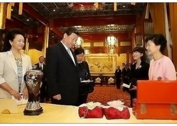 Chủ Tịch Tập Cận Bình tặng quà cho Tổng Thống Hàn Quốc