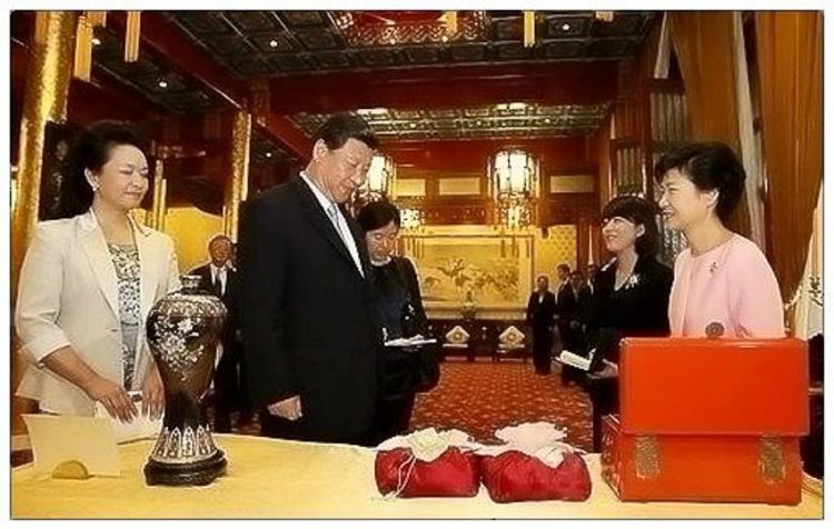 Chủ Tịch Tập Cận Bình tặng quà cho Tổng Thống Hàn Quốc