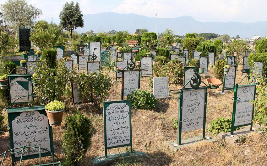 Những ngôi mộ vô danh ở Kashmir