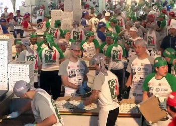 400 đầu bếp Argentina trổ tài làm 11.287 bánh pizza trong 12 giờ, phá kỷ lục “Sản xuất nhiều bánh pizza nhất thế giới trong 12 giờ”