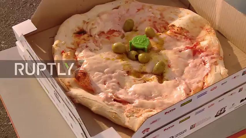 Một chiếc bánh pizza hoàn thành trong quá trình phá kỷ lục, với vài quả ô-liu làm nhân trên mặt bánh, theo đúng truyền thống ẩm thực Argentina