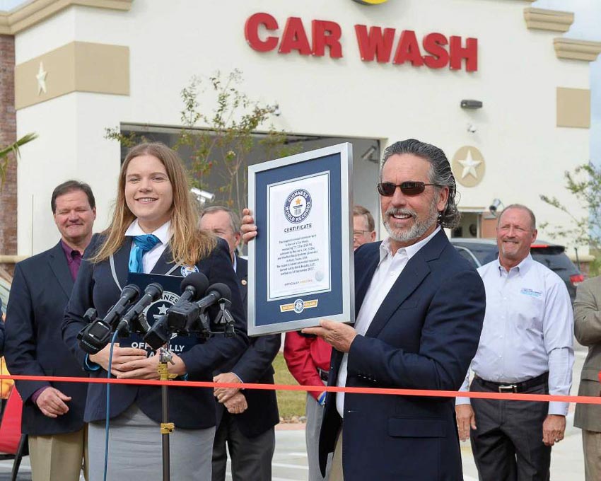 Aplin, người sáng lập Công ty Buc-ee's nhận bằng chứng nhận kỷ lục "Tiệm rửa xe băng chuyền dài nhất thế giới"