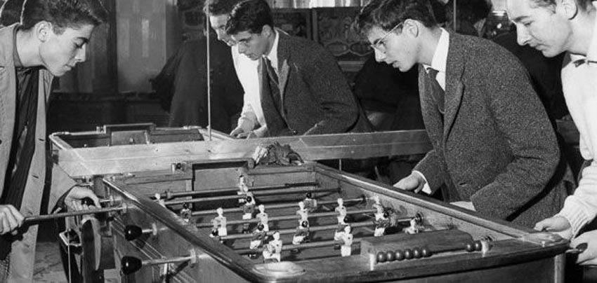 Bàn banh bàn đầu tiên trên thế giới do H. S. Thorton (thứ 2, phải) phát minh vào năm 1921