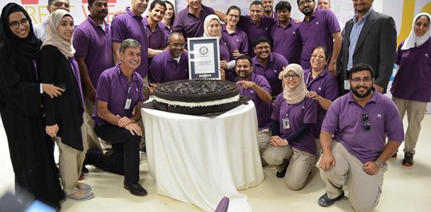Nhân viên Công ty Mondelez Bahrain Biscuit WLL đón mừng bằng chứng nhận kỷ lục "Bánh quy phủ kem lớn nhất thế giới"