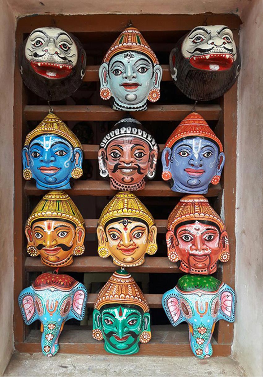 Trang hoàng bên ngoài nhà của những nghệ nhân làm mặt nạ vùng Raghurajpur, Orissa, Ấn Độ