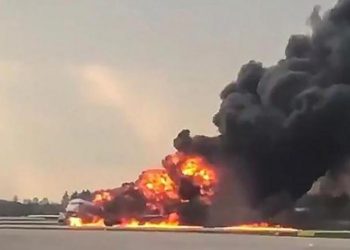 Máy bay Nga bốc cháy khi hạ cánh khẩn cấp 1