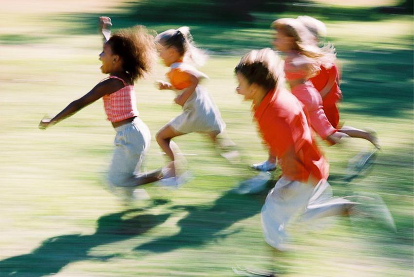 Sức chịu đựng của trẻ em - Tại sao trẻ em chạy nhảy suốt ngày mà mệt?