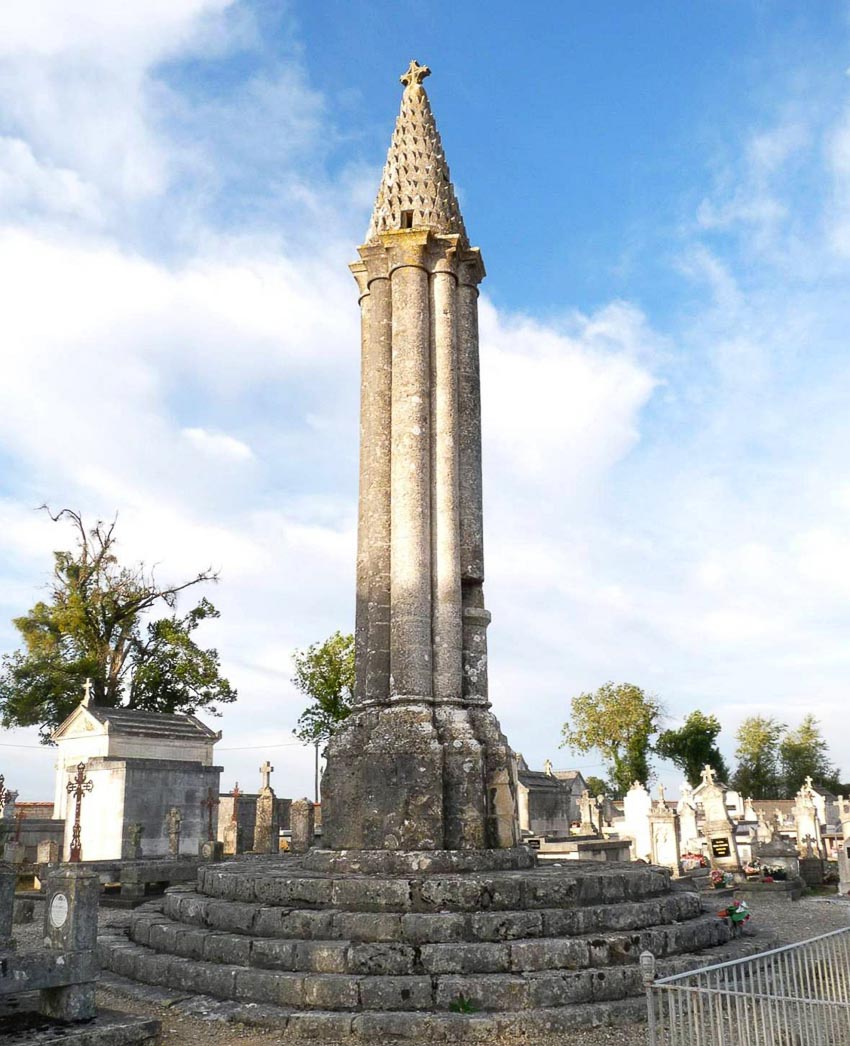 Độc đáo tháp đèn của người chết ở Pháp 2