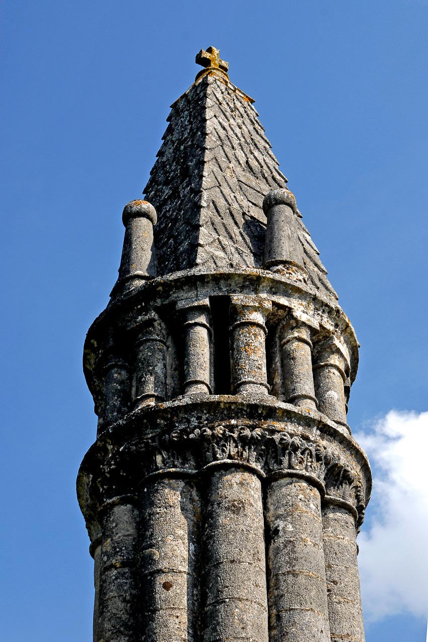 Độc đáo tháp đèn của người chết ở Pháp 9