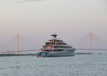 Siêu du thuyền Aviva soi bóng bên cầu Cần Thơ. Ảnh: Lê Đình