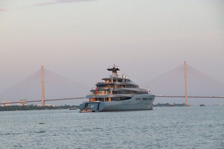 Siêu du thuyền Aviva soi bóng bên cầu Cần Thơ. Ảnh: Lê Đình