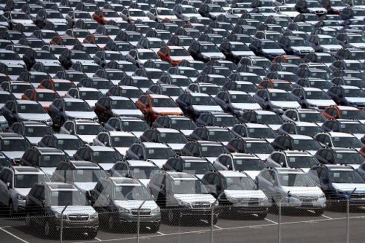 Trong ảnh (tư liệu): Ô tô mới tại kho bãi gần cảng Richmond, California, Mỹ, ngày 24/5/2018. Ảnh: AFP/ TTXVN