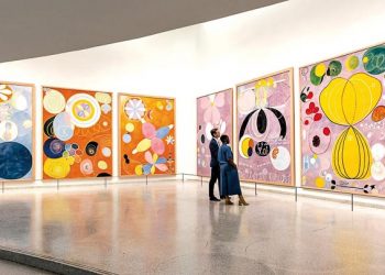 Một góc triển lãm với các tác phẩm trong xê-ri Đền thiêng có kích thước rất lớn