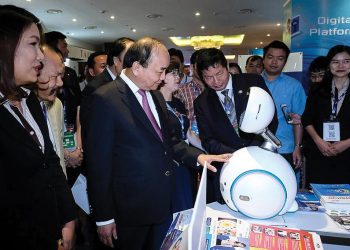 Thủ tướng thăm các gian trưng bày sản phẩm công nghệ tại Diễn đàn cấp cao Công nghệ thông tin - truyền thông Việt Nam (Vietnam ICT Summit) 2018. Ảnh: VGP/Quang Hiếu