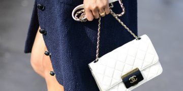 Bộ đôi giày và túi xách mang sắc trắng sang trọng