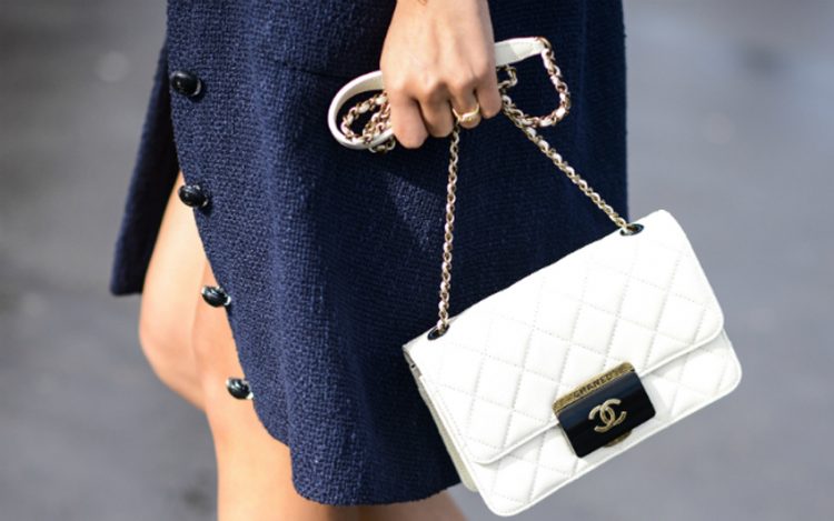 Bộ đôi giày và túi xách mang sắc trắng sang trọng