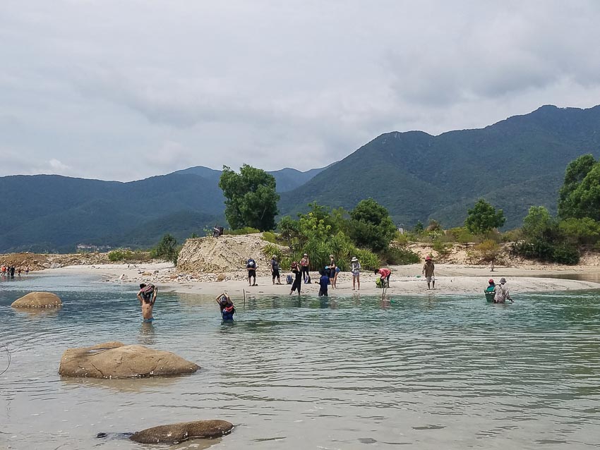 Băng qua một vụng biển nhỏ, nơi phân giới giữa hai tỉnh Ninh Thuận và Khánh Hòa