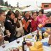 Du khách nếm thử phô mai trong một ngày hội phô mai tại Salinas