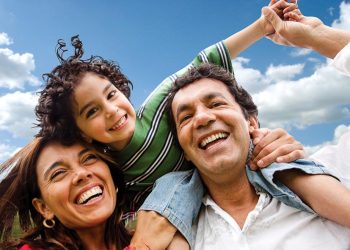 Giúp trẻ nhận biết niềm tự hào từ cha mẹ bằng những lời khen cho trẻ