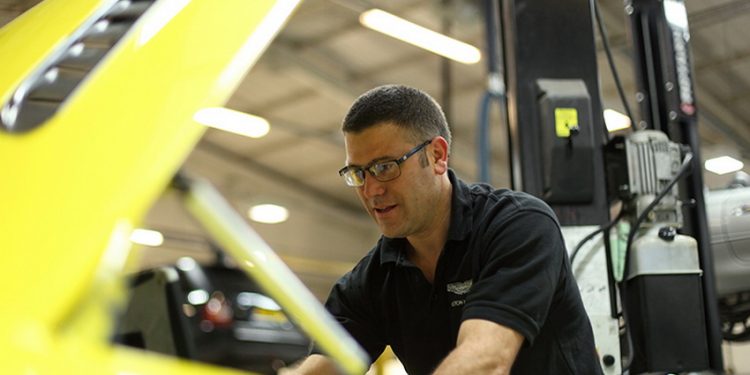 Chuyên gia kỹ thuật Aston Martin toàn cầu kiểm tra và tư vấn xe Aston Martin tại Việt Nam 1