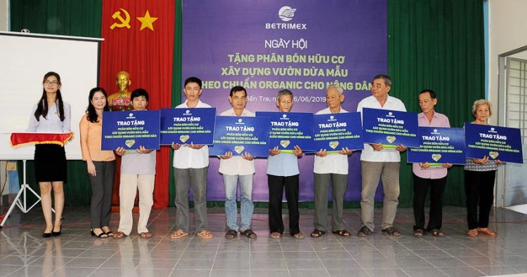 Betrimex tặng 138 tấn phân bón hữu cơ cho nông dân 1