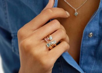 Bộ nhẫn kim cương nhân tạo của thương hiệu Lightbox Jewelry - 2