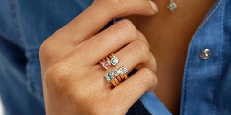 Bộ nhẫn kim cương nhân tạo của thương hiệu Lightbox Jewelry - 2