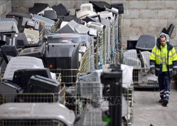 Lệnh cấm nhập khẩu rác thải điện tử được Chính phủ Thái Lan khiến nguồn nguyên liệu đầu vào giảm mạnh. Ảnh minh họa: AFP/TTXVN