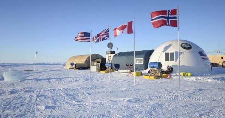 Một loạt nhiều cường quốc - bao gồm Mỹ, Canada, Đan Mạch, Na Uy và Nga - đều có tuyên bố chồng lấn về chủ quyền vùng Bắc Cực