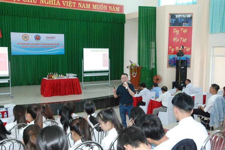 Diageo VN hỗ trợ nâng cao nghiệp vụ nhà hàng khách sạn cho sinh viên 2