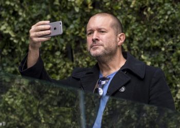 Giám đốc thiết kế Jony Ive thôi việc, vốn hóa Apple bốc hơi 9 tỷ USD